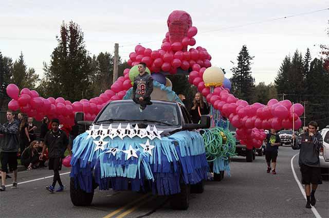 The freshman float at the homecoming parade featured a massive octopus made of balloons.