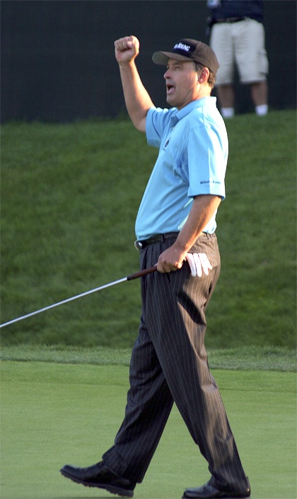 Loren Roberts raises his hand in victory after sinking his putt on the 18th hole to win the three-day tournament