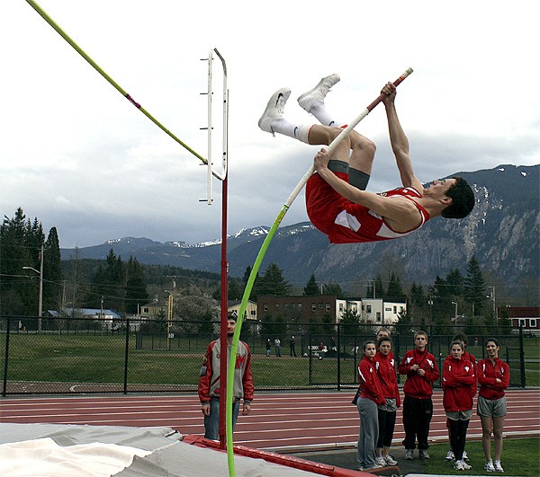 Mount Si's Jimbo Davis clears 10 feet on pole vault during competition Thursday