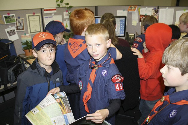 Learning for their badges at newspaper tour | Photo