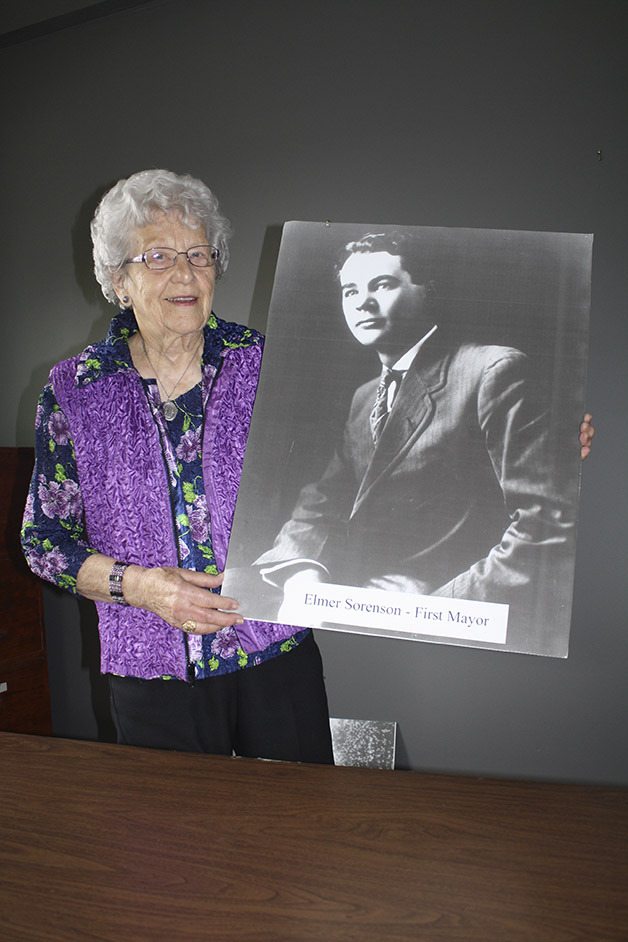 Tolt Historical Society leader Isabel Jones shows off a portrait of Elmer Sorenson