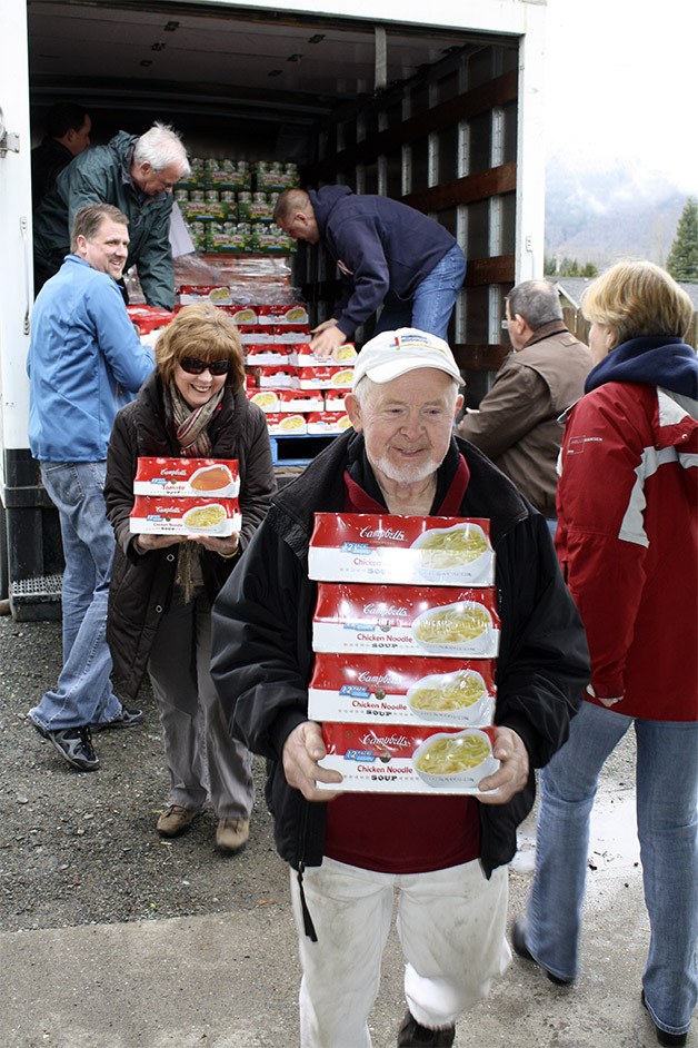 Volunteer Art Hobbs of Fall City hauls in a load of donated food into the Snoqualmie Valley Food Bank on Feb. 21.