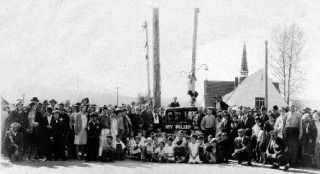 A crowd gathers in downtown Snoqualmie in 1931
