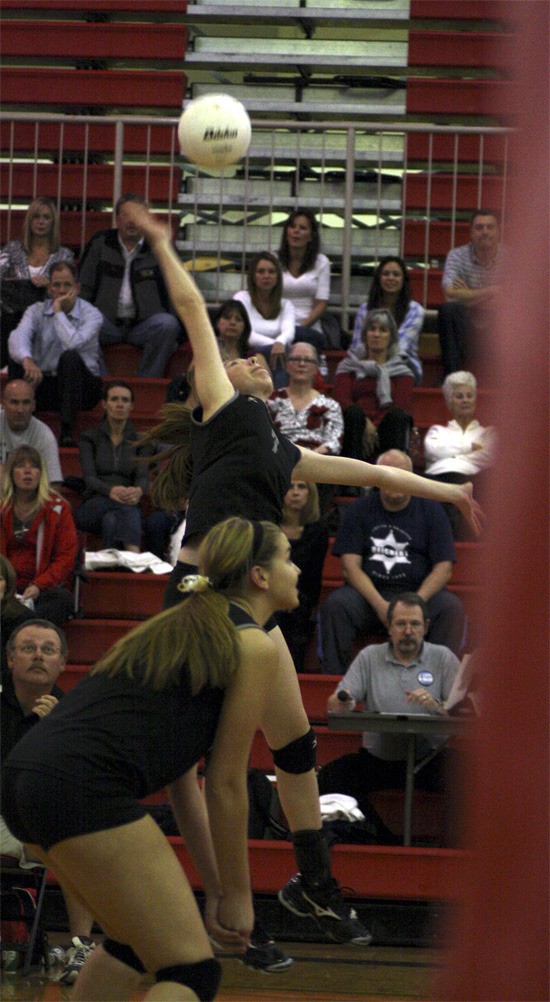 Outside hitter Lexie Read goes up for a kill during Mount Si's dominating run Thursday