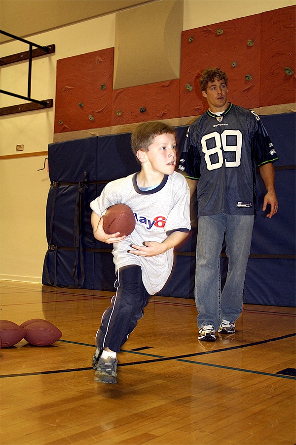 Seattle Seahawks tight end John Carlson cheers on second grade student Jackson Crumb in an “Ultimate Gym Class” relay. Carlson visited Snoqualmie Elementary on Tuesday