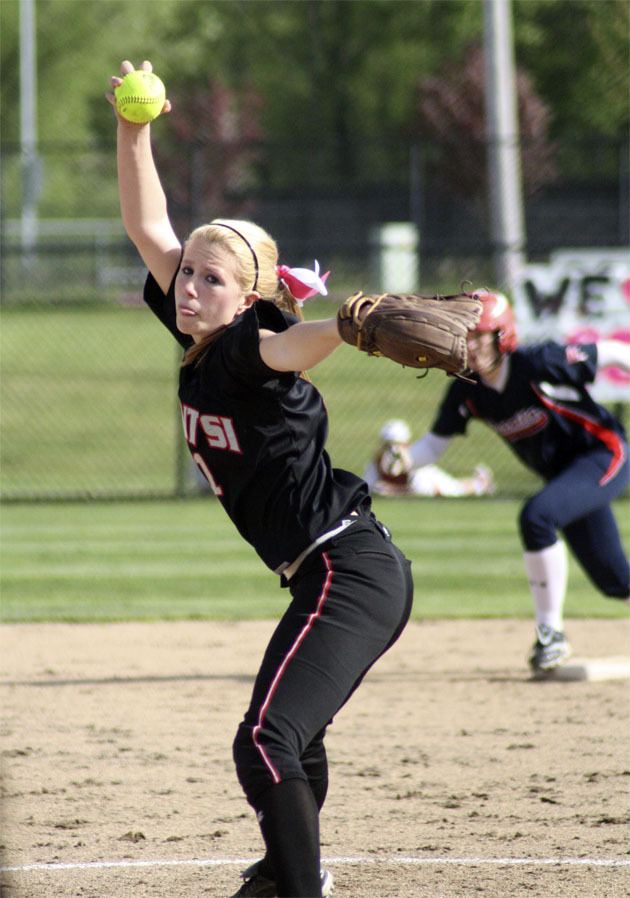 Mount Si senior Kendra Lee winds up for a pitch Tuesday