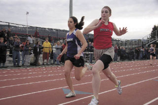 Wildcat freshman Lindsay Kirby stays ahead of Issaquah’s Emma Ogilvie to take third in the 400 meter race during Thursday’s home meet at Mount Si.