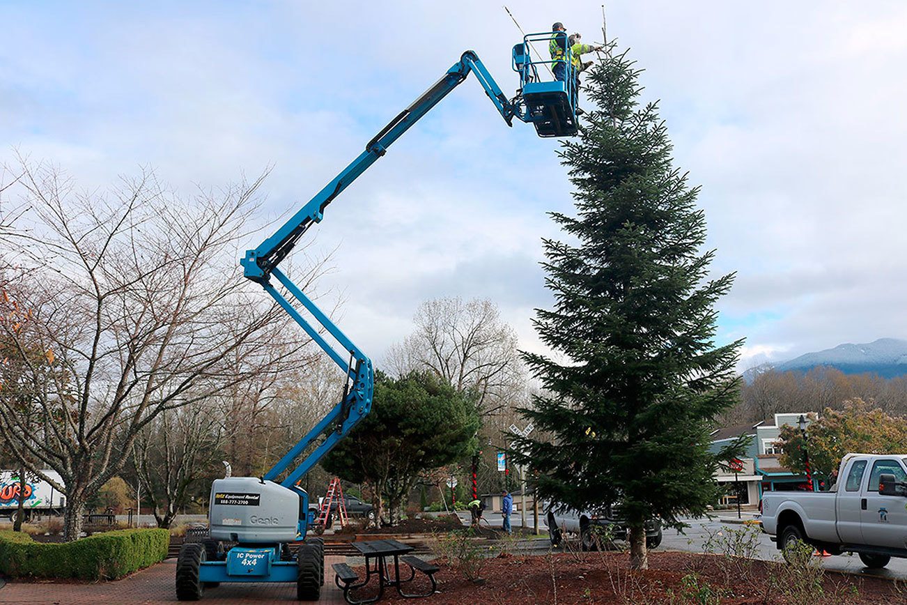 Snoqualmie parks crew works to create festive lighting downtown
