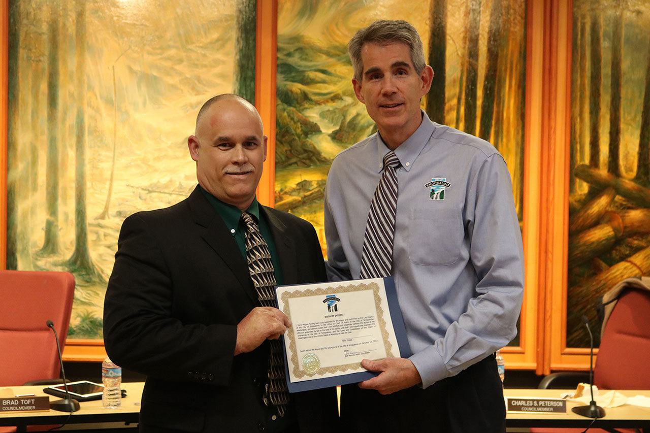 Snoqualmie&rsquo;s new Chief of Police, Perry Phipps, was sworn in by Snoqualmie Mayor Matt Larson at the Jan. 10 Snoqualmie City Council meeting. (Evan Pappas/Staff Photo)