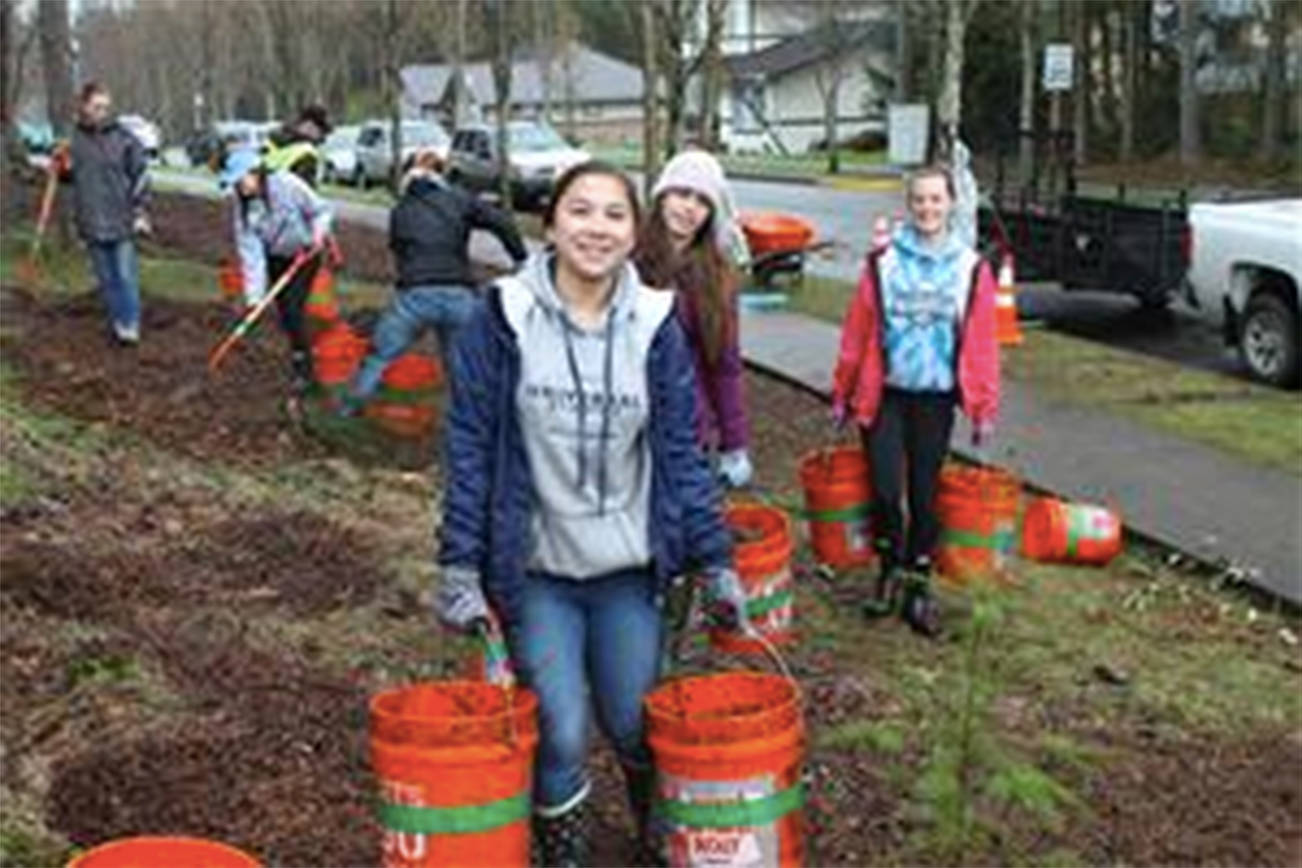 National Honor Society students clean up Snoqualmie Parks