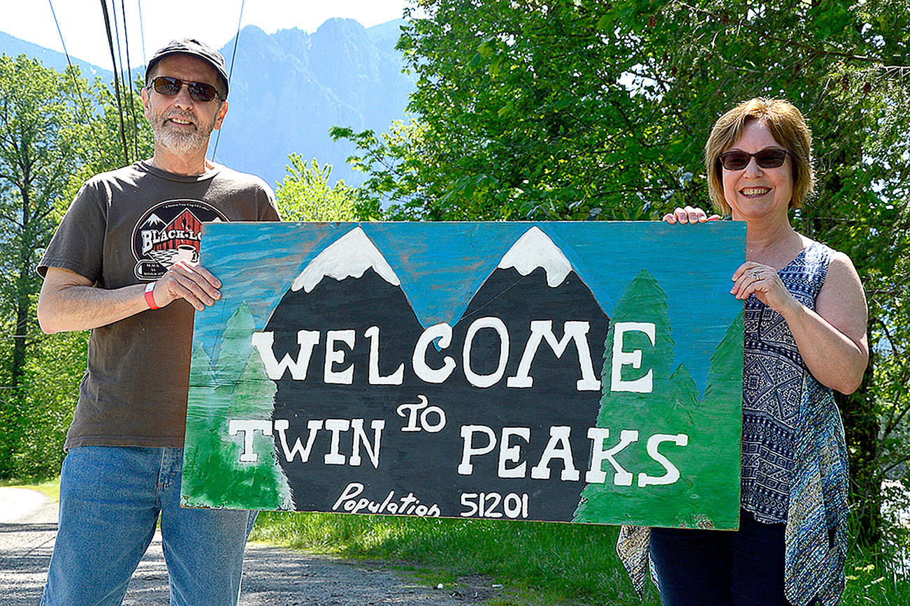 Devoted fans welcome premiere of ‘Twin Peaks’ in North Bend