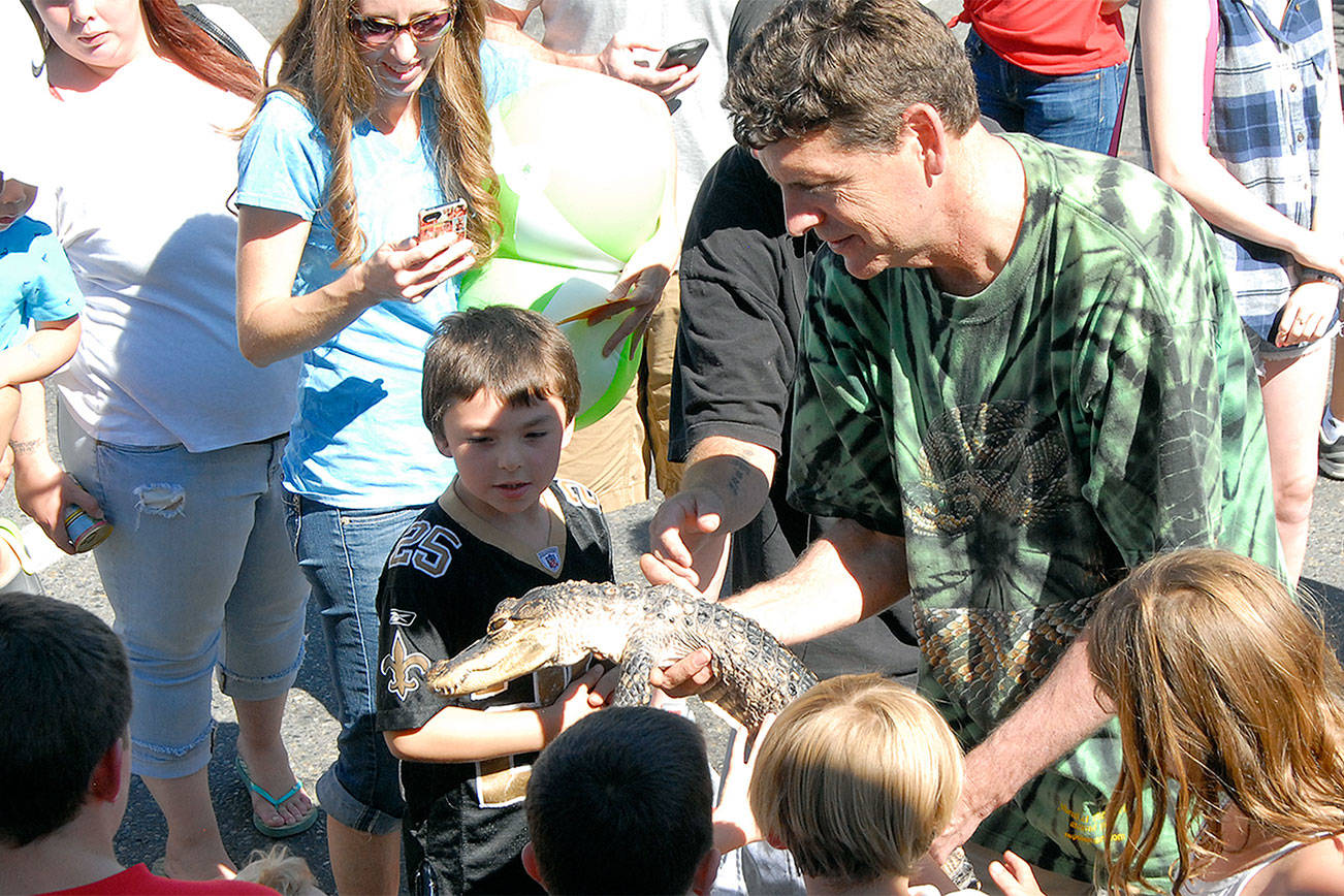 Si View Community Center hosts family fun night with Reptile Man