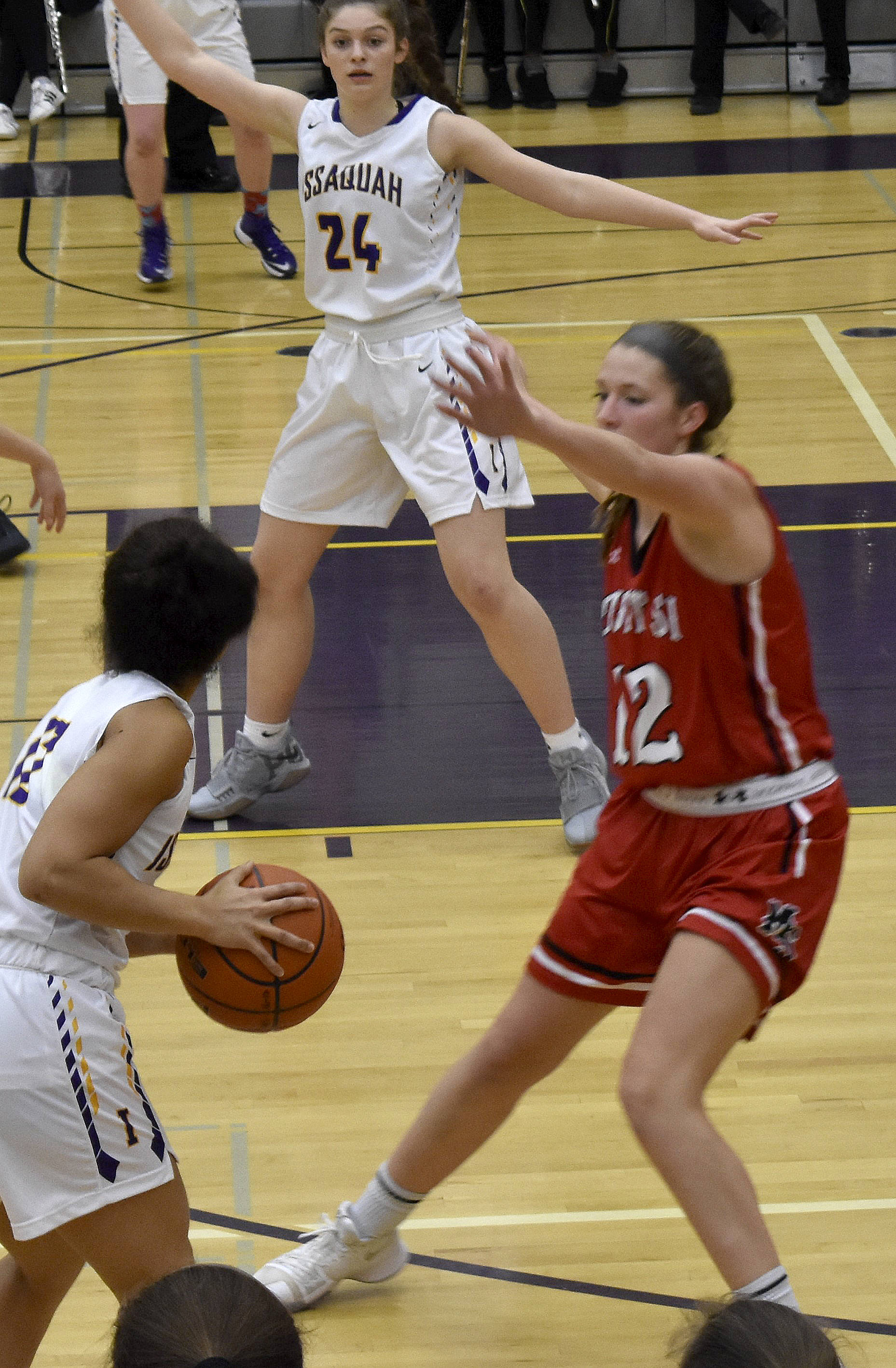 Mount Si girls basketball co-captain Sam Smith defends against Issaquah in a Jan. 5 away game. Issaquah one the game in a dramatic last-second layup. (Photo courtesy of Charles Samuelson)