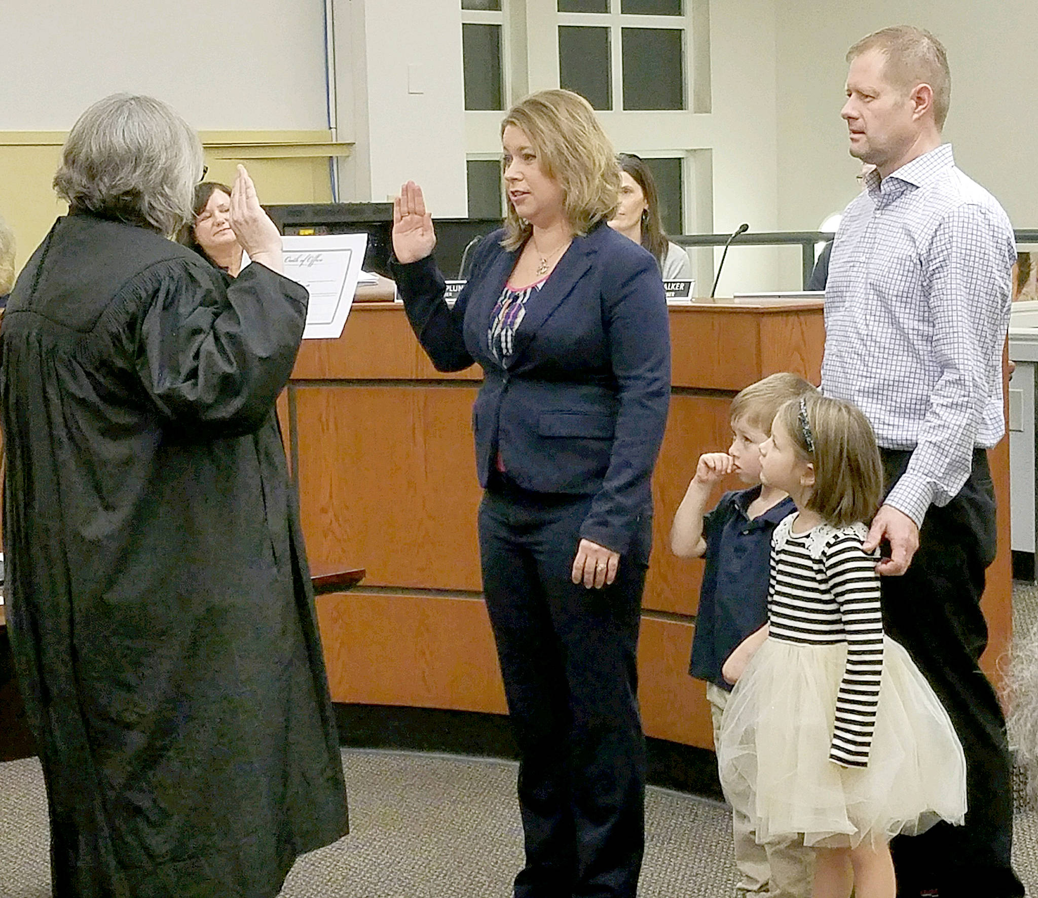 Amy Ockerlander, Duvall’s fourth woman mayor, swears her oath of office to The Honorable Donna Tucker, Chief Presiding Judge for King County District Court, Jan. 2, with her family watching. (Photo courtesy of the city of Duvall)