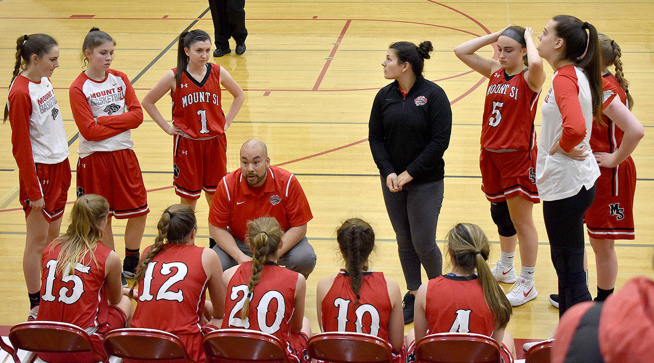 Mount Si girls basketball head coach Jason Marr talks with his team during their Jan. 10 game against Newport. (Photo courtesy of Charles Samuelson)