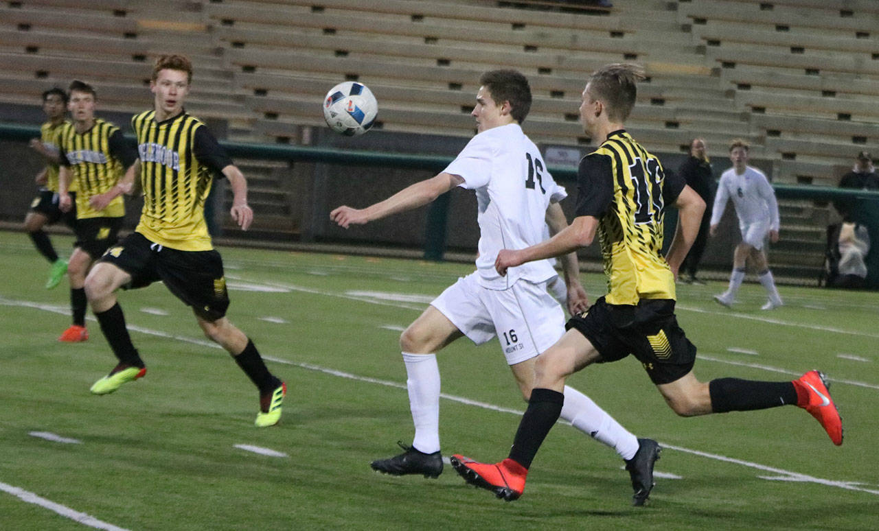 Mount Si’s Sullivan Smith (center) controls the ball while Inglemoor players stay close during the Wildcats’ 3-2 victory on April 9 at Pop Keeney Stadium in Bothell. At press time, Mount Si stood atop the 4A KingCo with a 5-1-0 record (10-1-0 overall). Jared Davies tallied twice and Banner Hovinga scored once versus Inglemoor. Andy Nystrom / staff photo