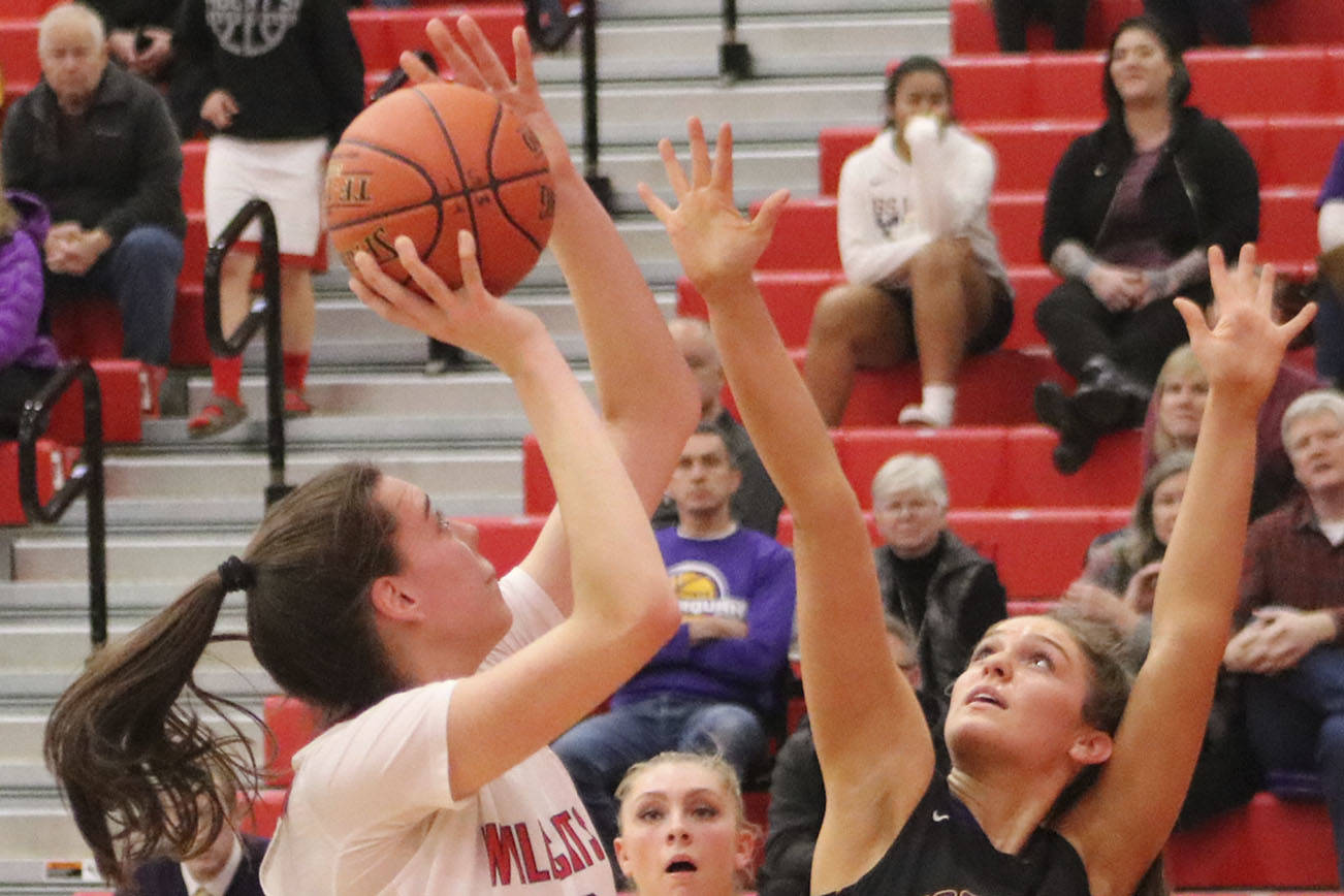 Mount Si and Issaquah split games on the court