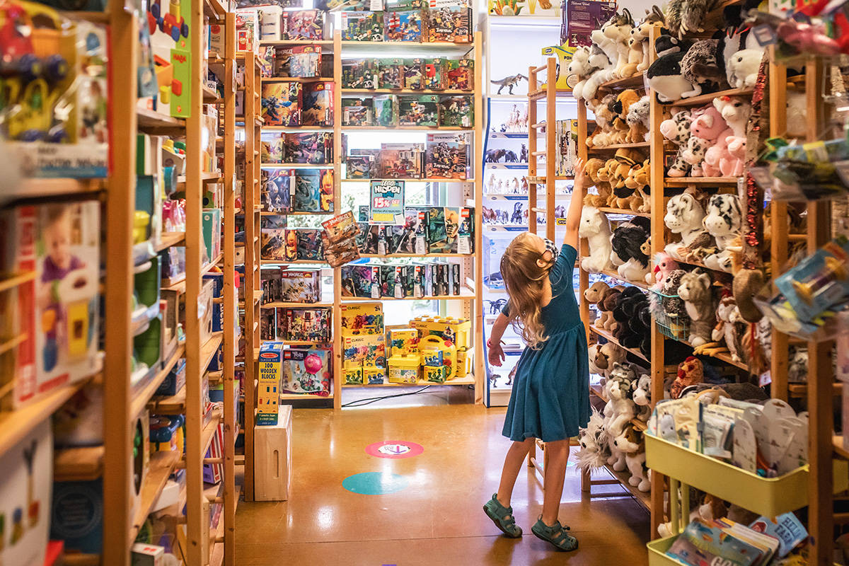 Snapdoodle Toys is just one of the fun, family-friendly shops and activities to discover at Grand Ridge Plaza this summer! (Photo: @neyssa_lee_photography)