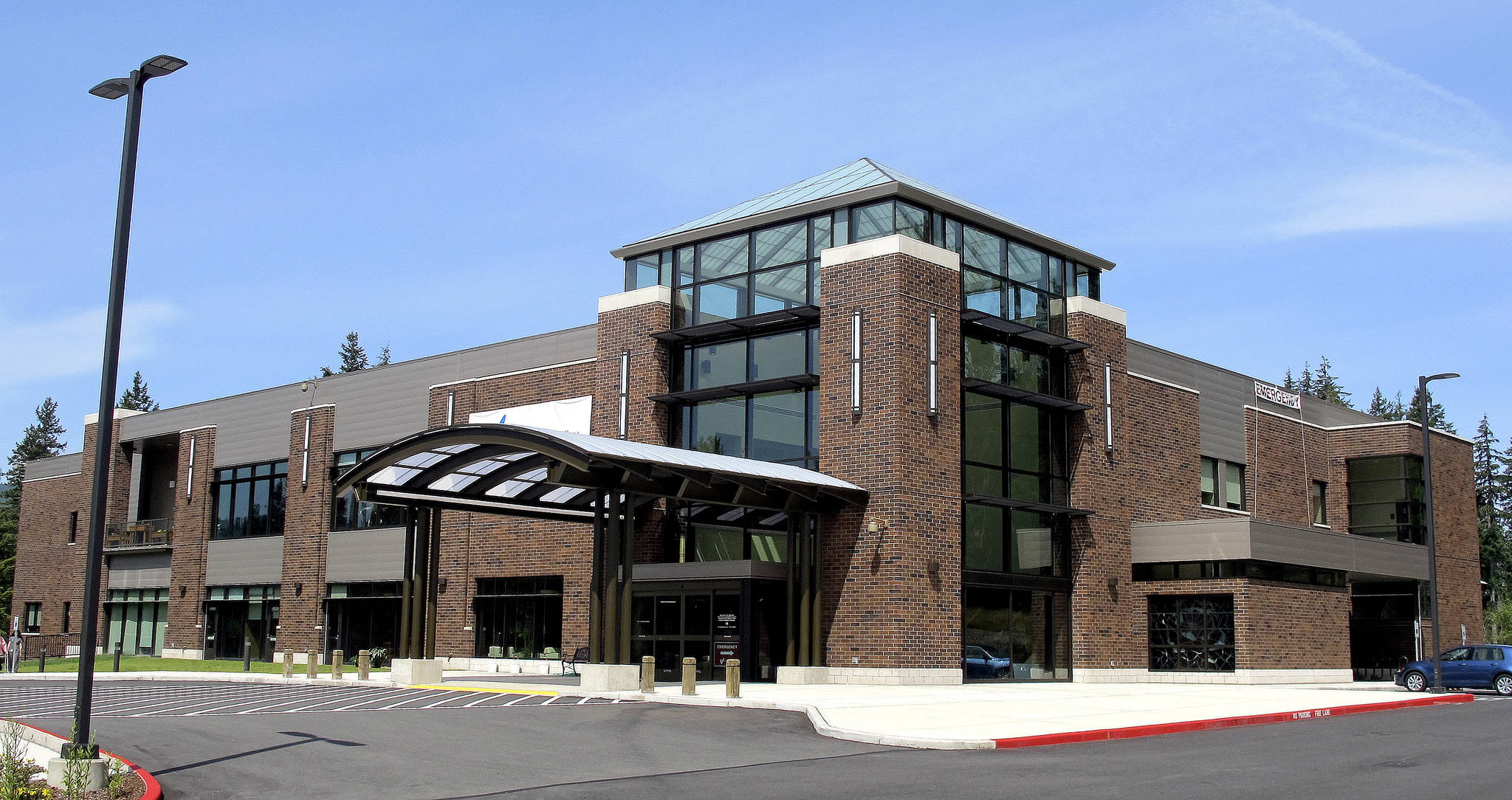 The new Snoqualmie Valley Hospital, which opened last May, is seeking a new
hospital administrator. Hospital commissioners voted March 3 to buy out Rodger
McCollum’s contract, with an effective last day of March 18.