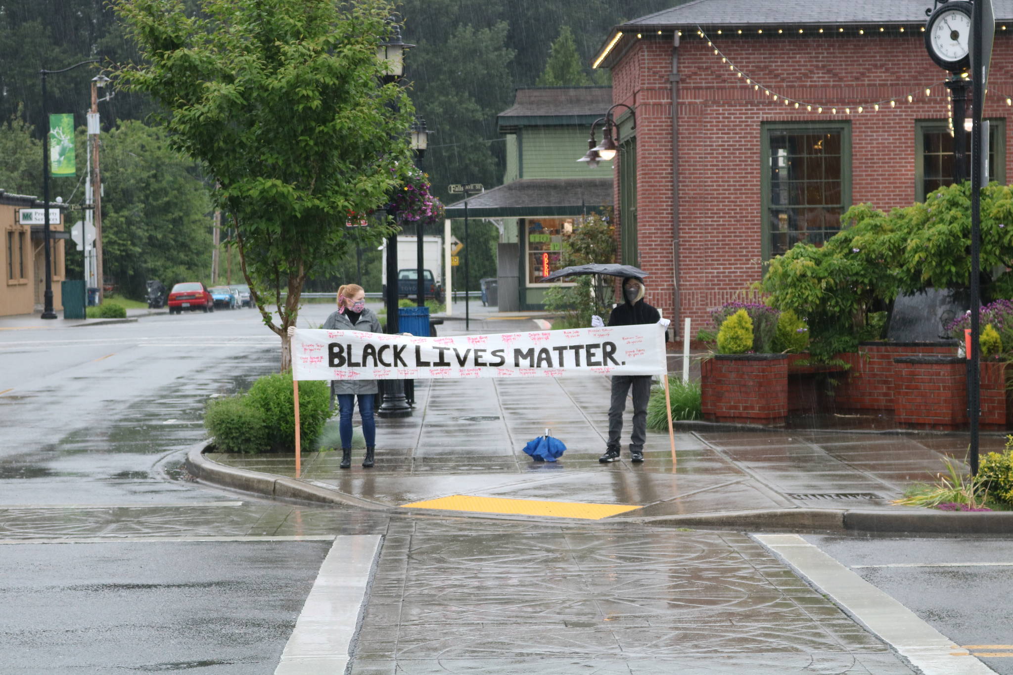 Protesters gathered in downtown Snoqualmie on May 30 to voice their opposition to police violence against people of color. Aaron Kunkler/staff photo