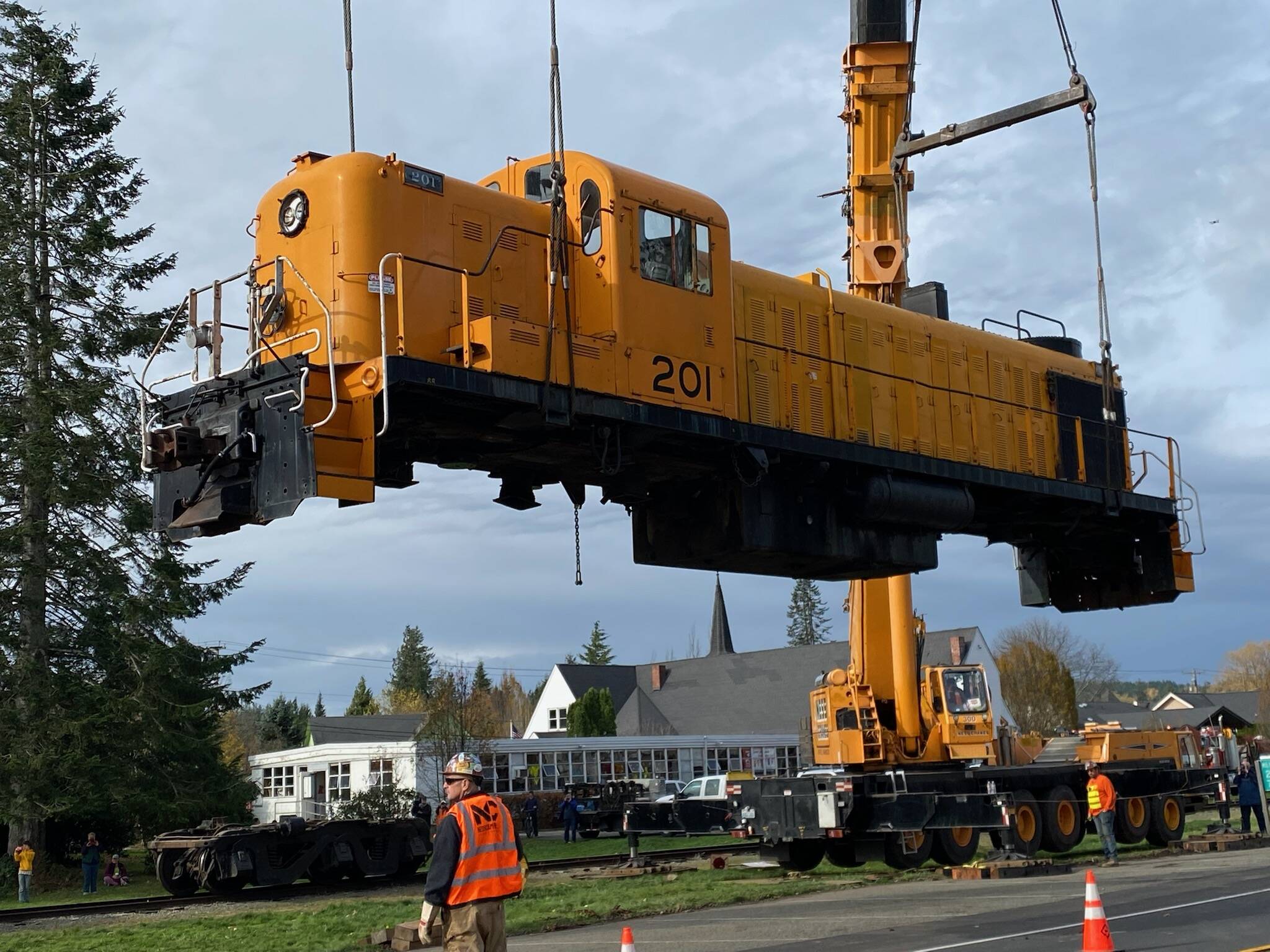 Workers lift Locomotive 201 to move it from Snoqualmie to the Nevada Northern Railway Foundation. Photo William Shaw/Valley Record.