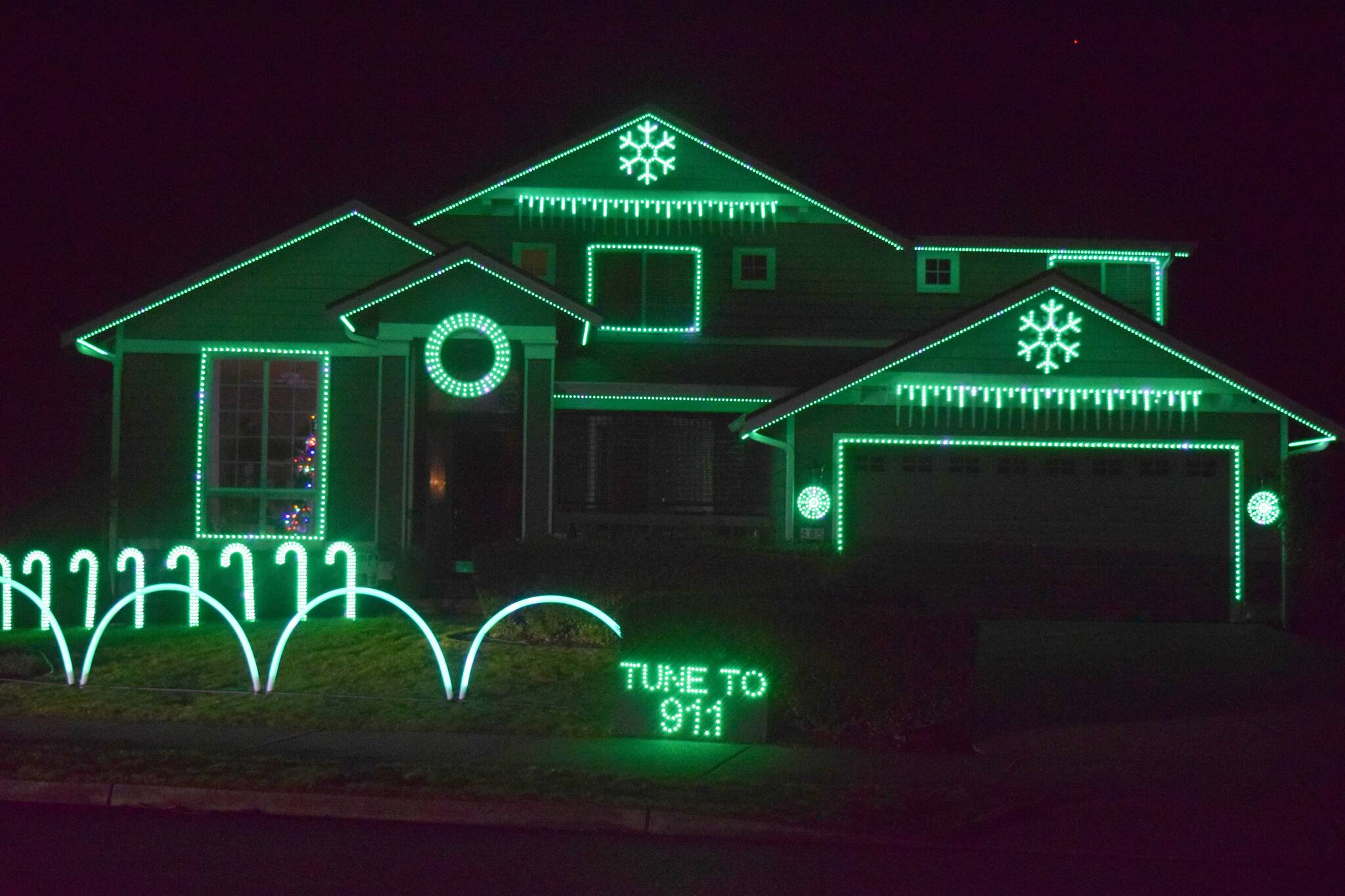Photo Conor Wilson/Valley Record
The Hansen home. Light up North Bend Holiday Lighting Contest VMA Division Runner-up.