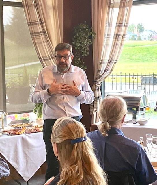 Francesco Montalto, owner of Francesco Ristorante in Snoqualmie, speaks at a fundraiser for Ukraine hled at his restaurant on March 24. Photo William Shaw/Valley Record.
