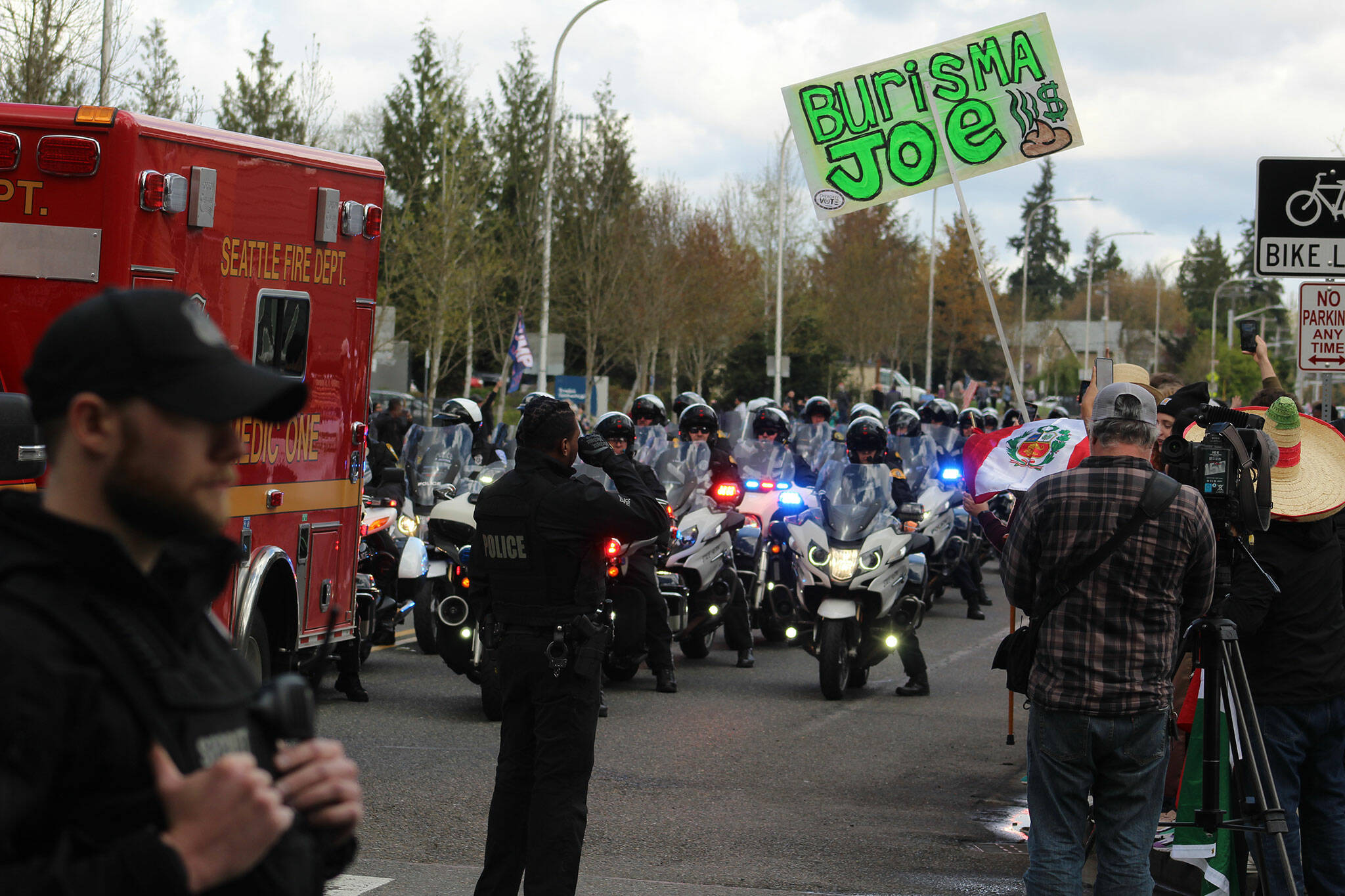 The motorcade bringing the President to the college passes through the intersection of SE 320th Street and 124th Avenue SE in Auburn. Photo by Alex Bruell/Sound Publishing
