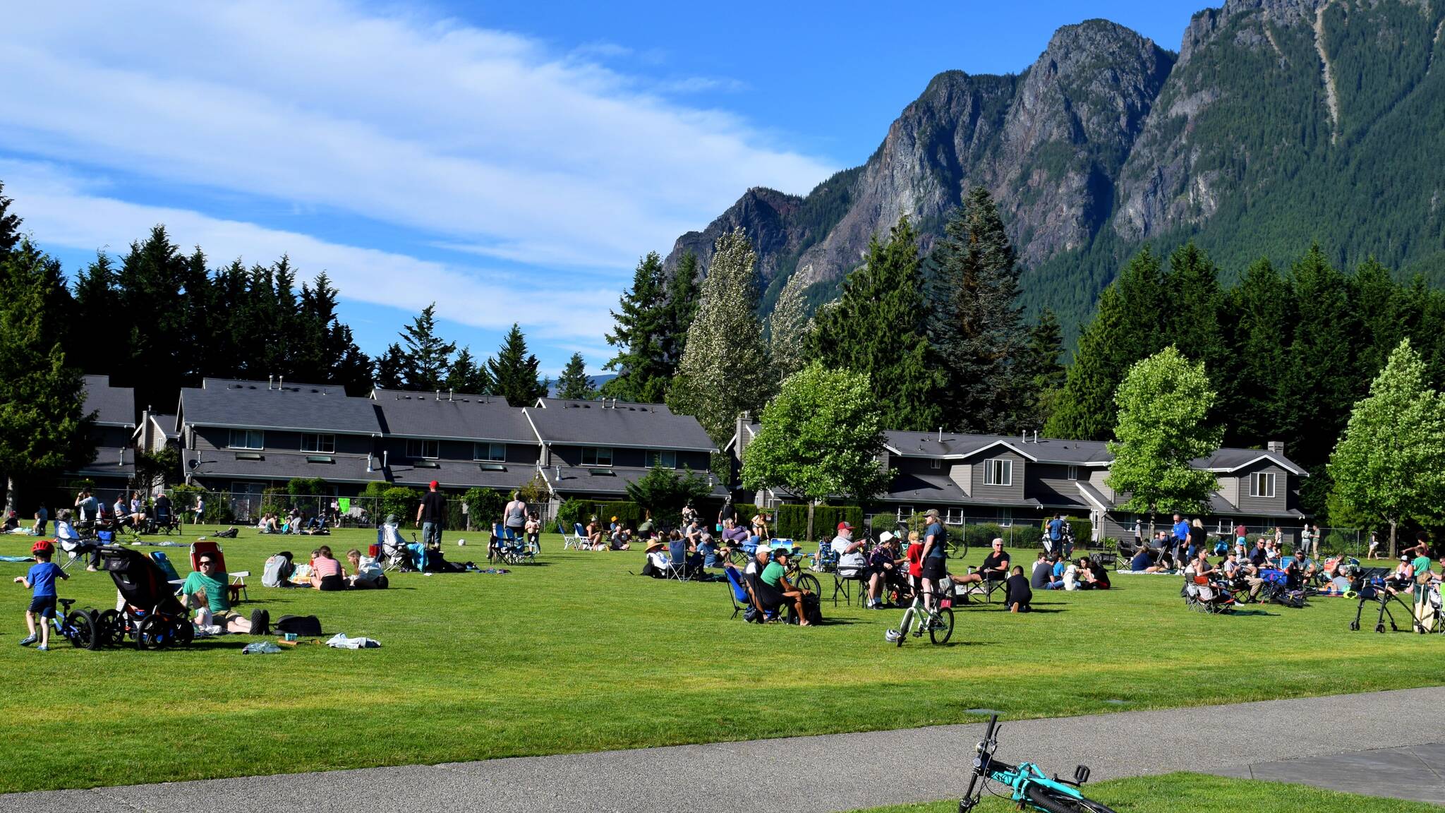 Residents enjoy the sunshine in Si View Park during the North Bend Farmers Market on June 23.