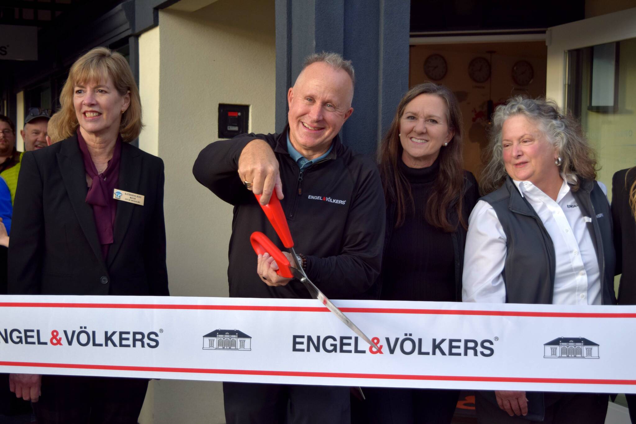 Conor Wilson / Valley Record.
Jonathan Pearlstein, owner of Engel & Volkers Snoqualmie Valley, celebrates grand opening of his brokerage alongside his wife, Michelle (center right), colleague Kathleen Irish (right) and Snoqualmie Mayor Katherine Ross (left).