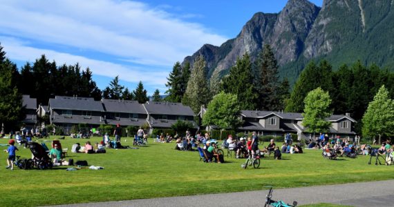 Conor Wilson / Valley Record file photo
Residents enjoy the sunshine in Si View Park during the North Bend Farmers Market on June 23, 2022.
