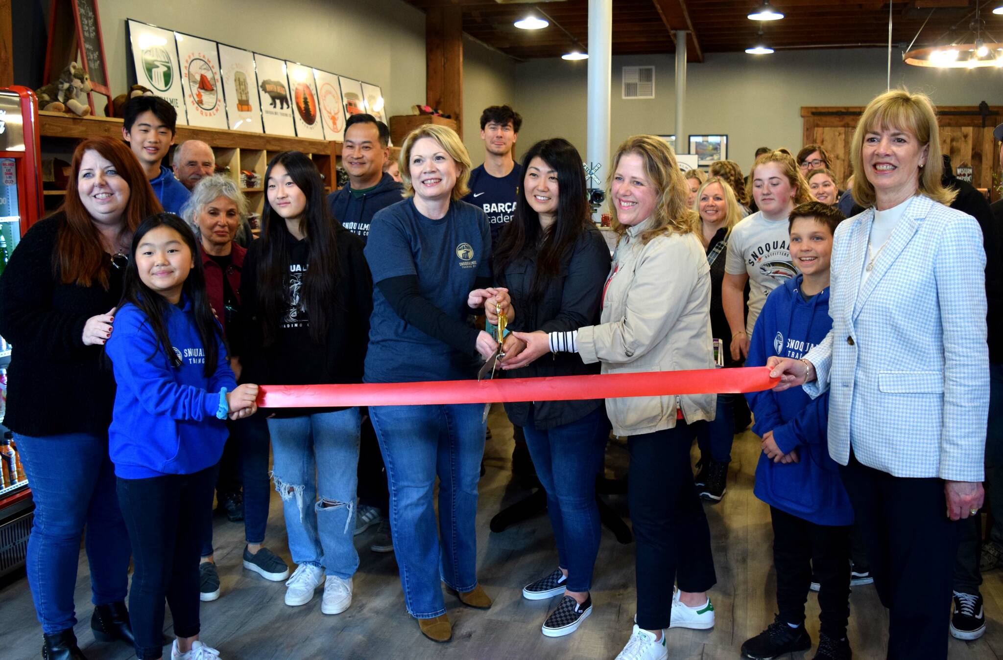 Heather Dean, Julie Chung and Cheri Buell (center) celebrate the opening of Snoqualmie Trading Company with SnoValley Chamber of Commerce Executive Director Kelly Coughlin (left) and Snoqualmie Mayor Katherine Ross (right) in March 2022. File photo Conor Wilson/Valley Record.
