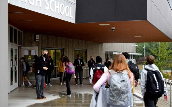 Mount Si High School students return to class for their first day of school, Aug. 31, 2022. Photo by Conor Wilson/Valley Record.