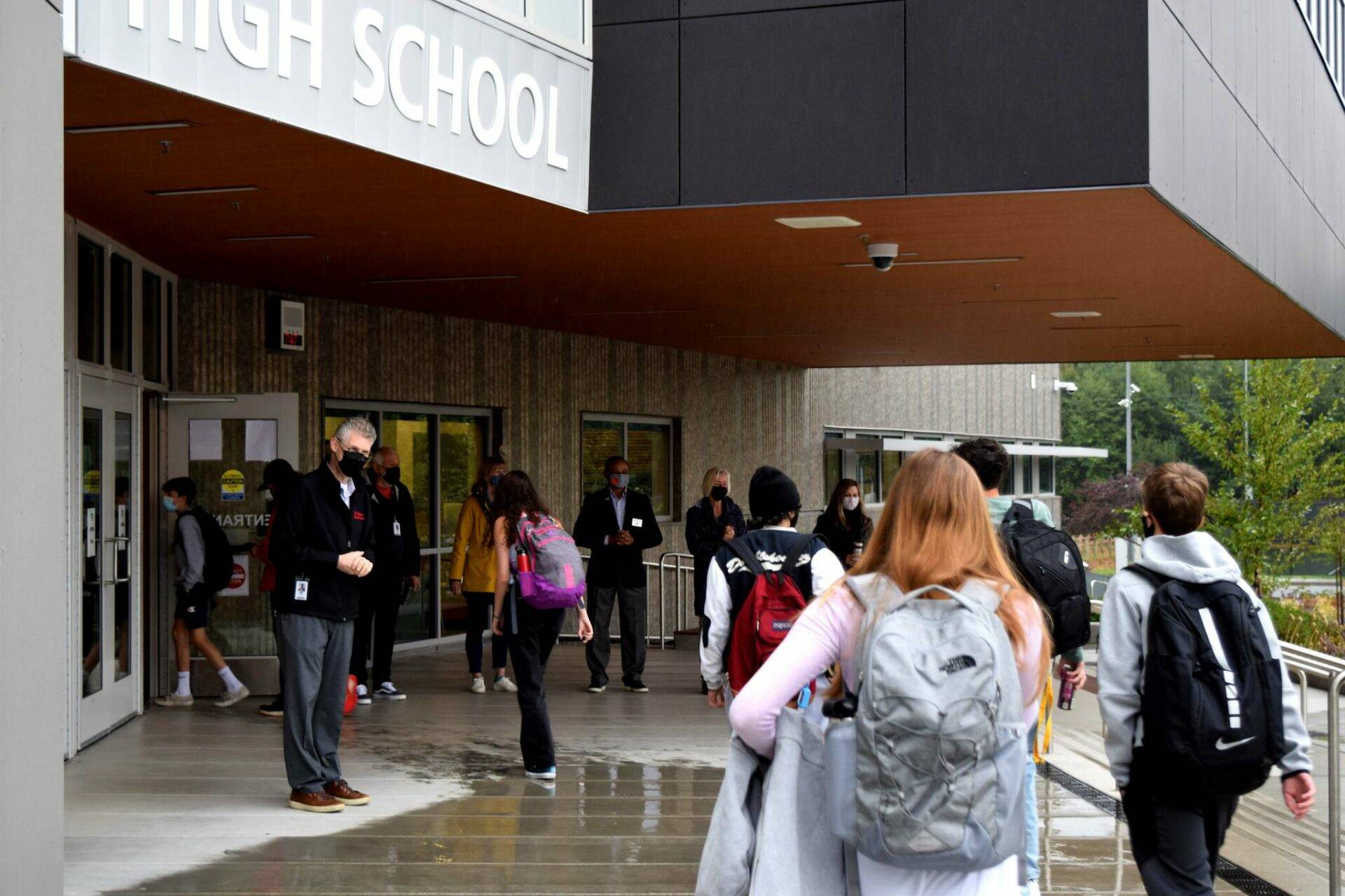 Mount Si High School students return to class for their first day of school, Aug. 31, 2022. Photo by Conor Wilson/Valley Record.