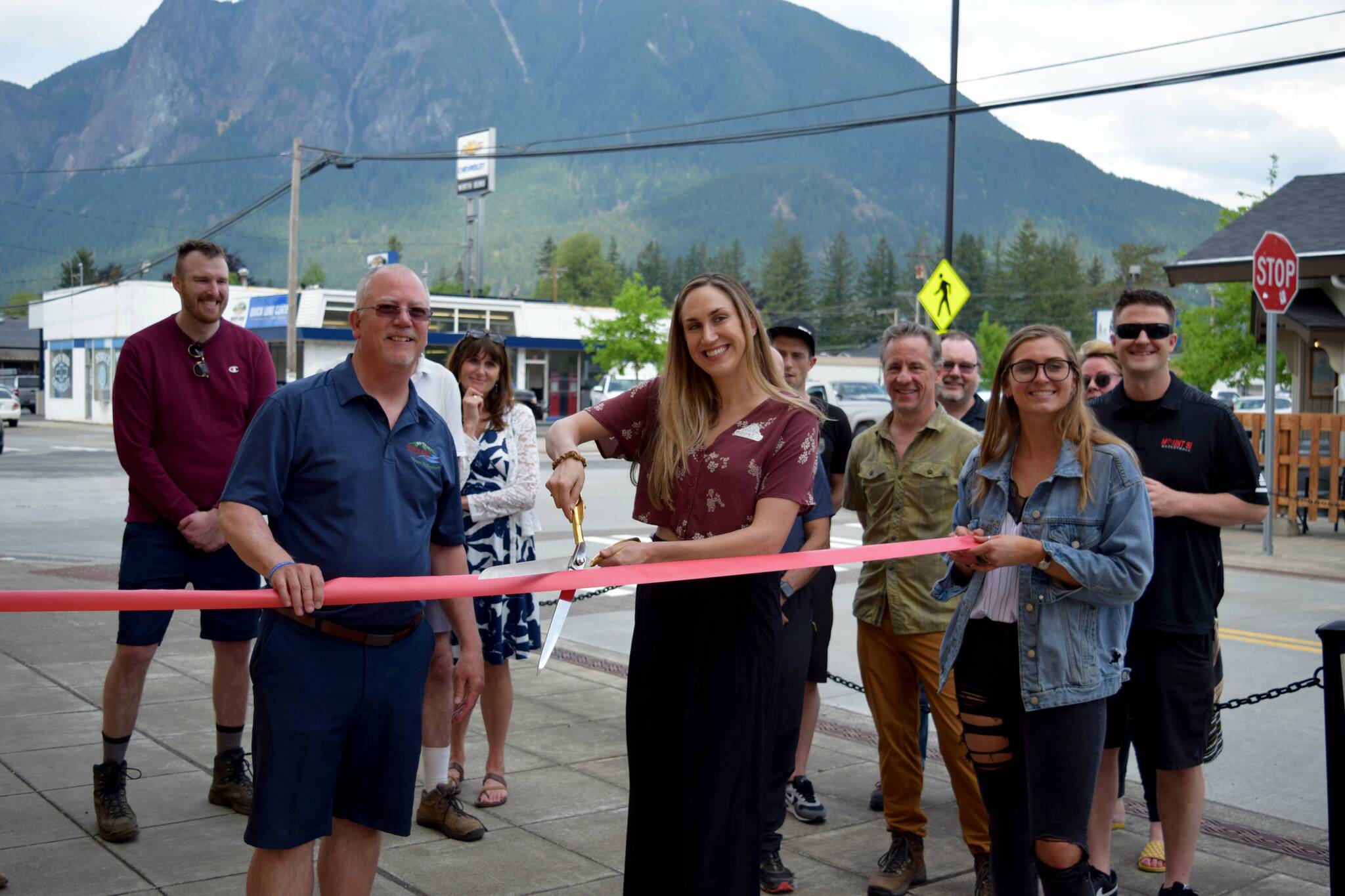 Dr. Kaeli Gockel-Beckham (center) celebrates the opening of Mount Si Physical Therapy alongside North Bend Mayor Rob McFarland (left) and SnoValley Chamber Operations Manager Kimmy Carlson. Photo Conor Wilson/Valley Record.