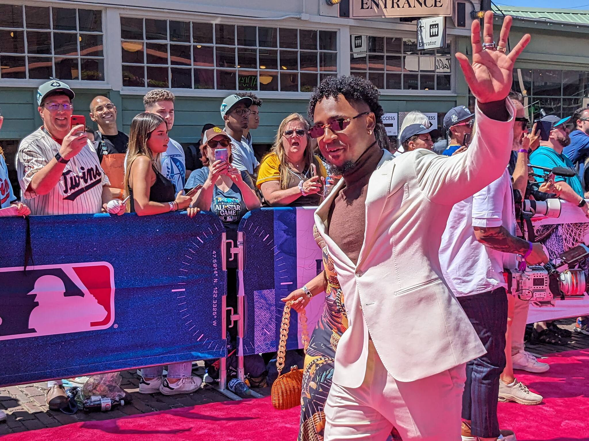 Atlanta Braves second baseman Ozzie Albies waves to fans on the red carpet. Ben Ray / The Mirror