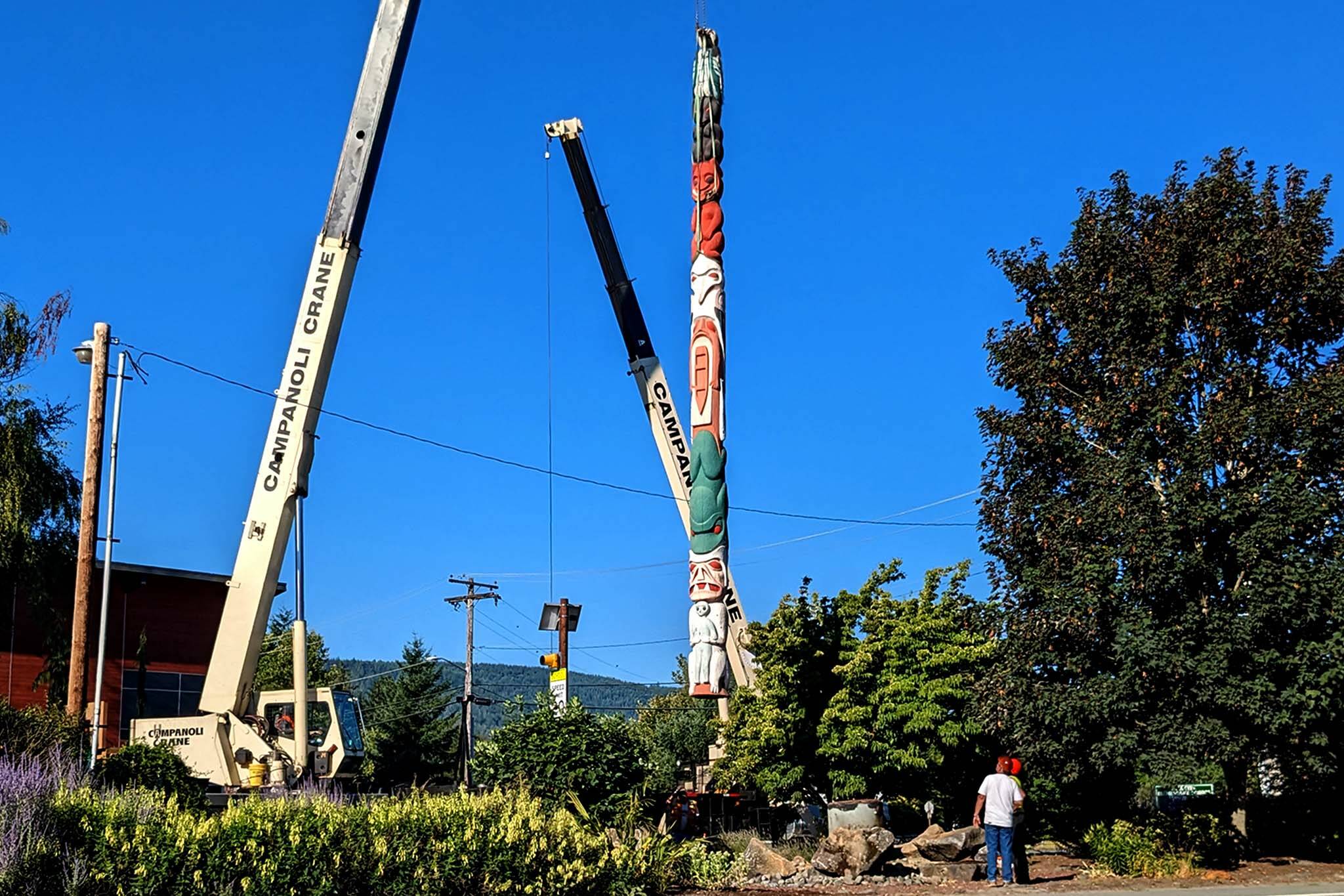 The Fall City Totem Pole is removed early Aug. 14. (Photo by Conor Wilson/Valley Record)