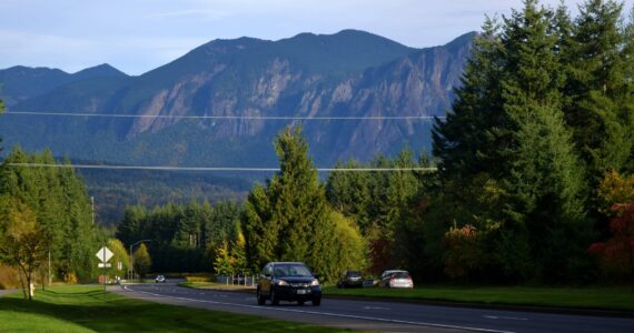 Cars drive along Snoqualmie Parkway. Photo by Conor Wilson/Valley Record.