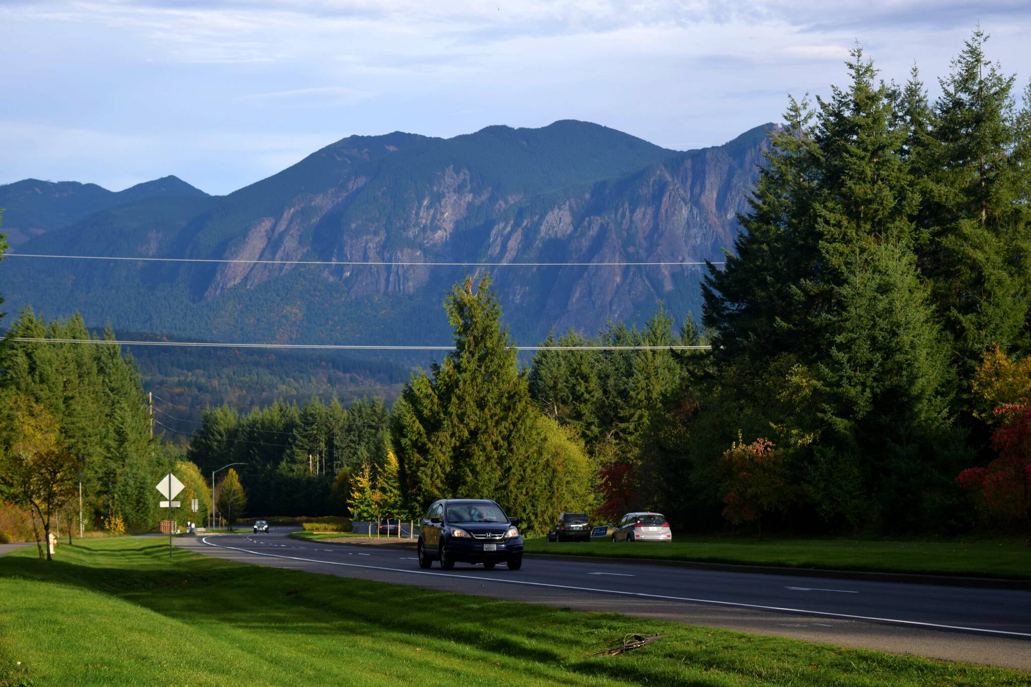 Cars drive along Snoqualmie Parkway. Photo by Conor Wilson/Valley Record.