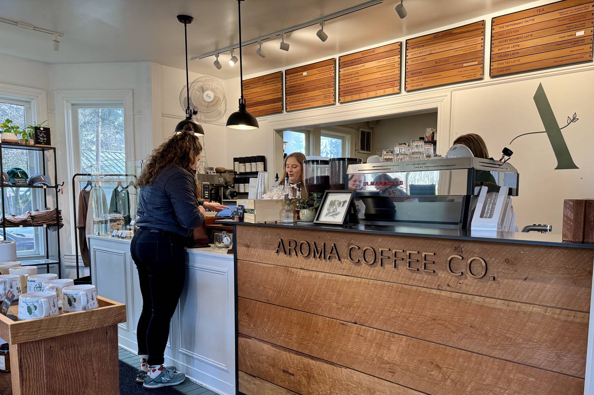 A customer places an order at Fall Citys Aroma Coffee Co. on Jan. 14, 2025. (Grace Gorenflo/Valley Record)