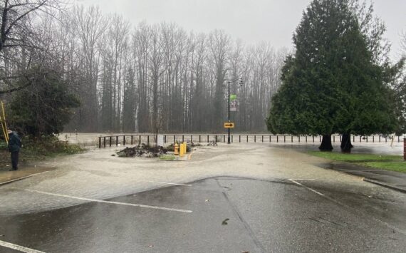 Snoqualmie River water overflows onto SE River Street in downtown Snoqualmie, Dec. 10, 2025. (William Shaw/Valley Record)