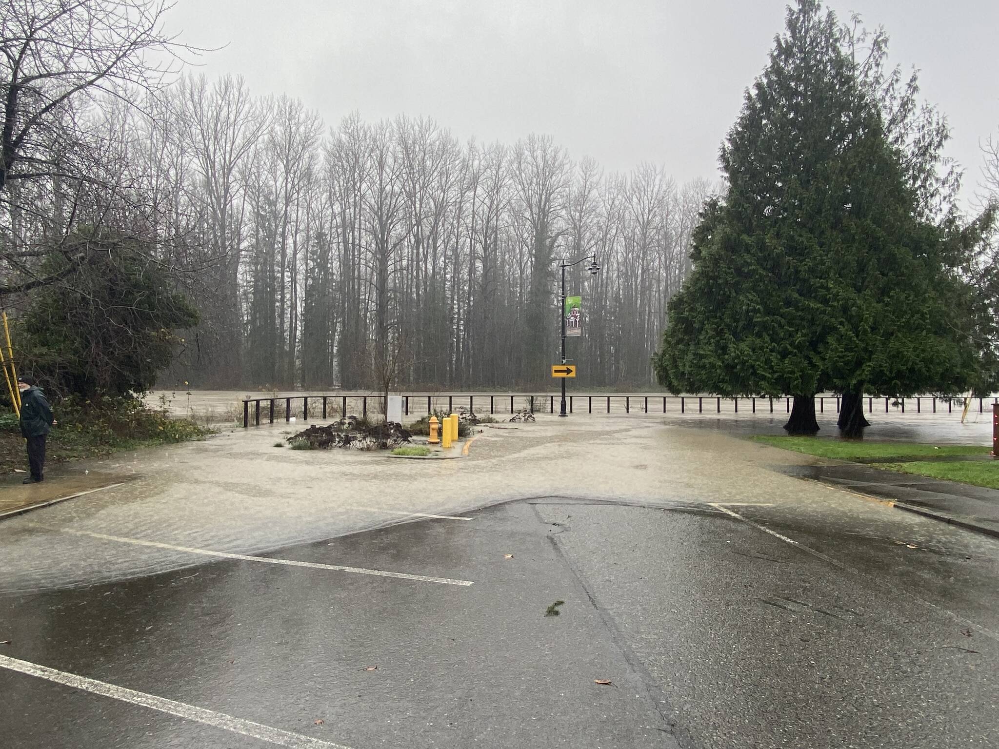 Snoqualmie River water overflows onto SE River Street in downtown Snoqualmie, Dec. 10, 2025. (William Shaw/Valley Record)