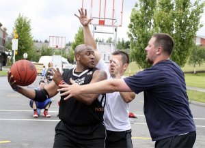 Pick-up player Chris Weakley of the Elite team Chocolate Won Tons attempts a pass
