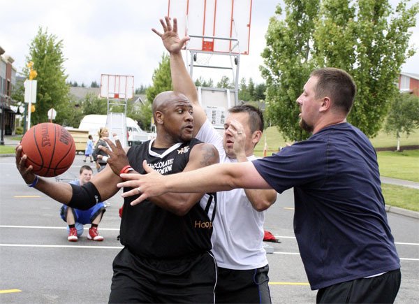Pick-up player Chris Weakley of the Elite team Chocolate Won Tons attempts a pass