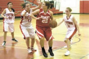 Mount Si’s Caitie Richards looks for a shot through the Totems defense.
