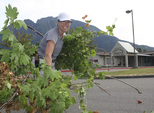 Volunteers bring fresh look for school's start at Valley elementaries