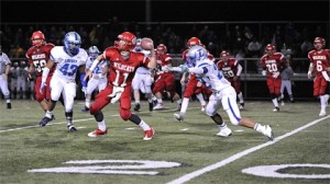 Mount Si’s Rossco Castagno throws to Jordin Kinnune on a trick play in the first quarter of the Friday