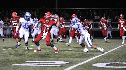 Mount Si’s Rossco Castagno throws to Jordin Kinnune on a trick play in the first quarter of the Friday