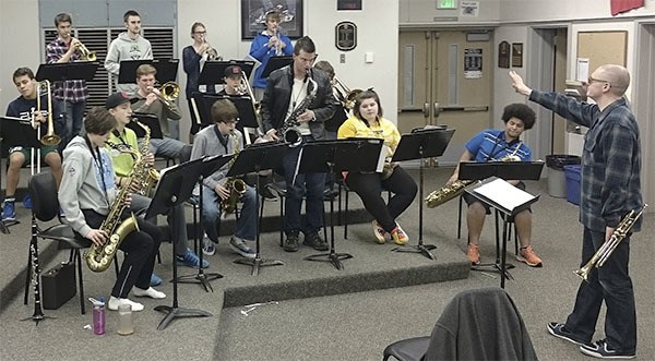 Mount Si’s Jazz Band I works with artist Rich Mariott last spring in a workshop leading up to the North Bend Jazz Walk. This March