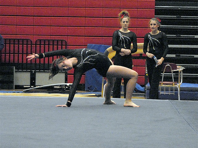 Daisy Hartman begins her floor routine.